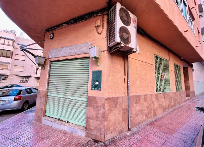 Resale - Commercial premises / Commercial unit / Retail space - Torrevieja - Center Torrevieja