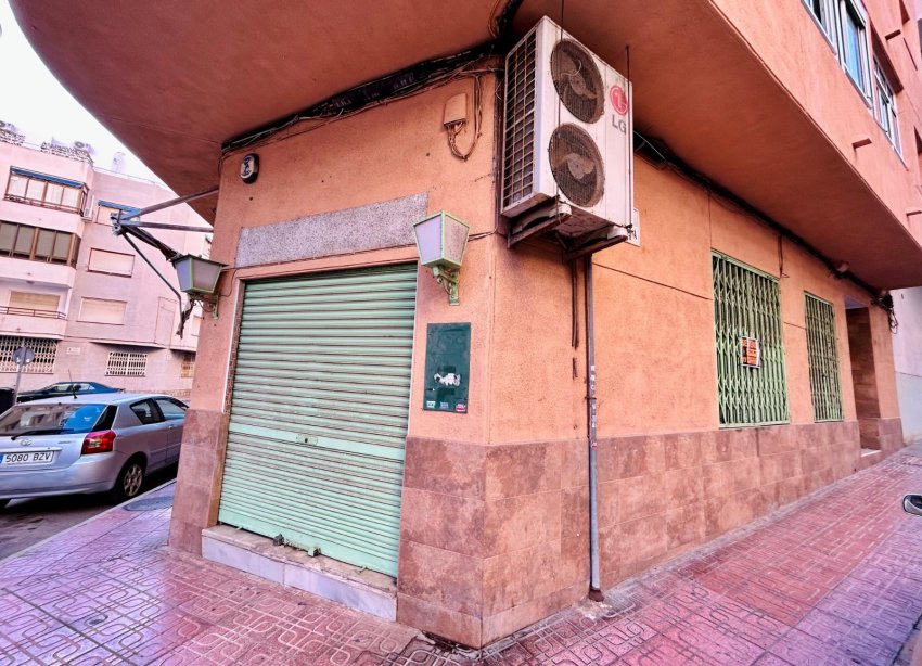 Resale - Commercial premises / Commercial unit / Retail space - Torrevieja - Center Torrevieja