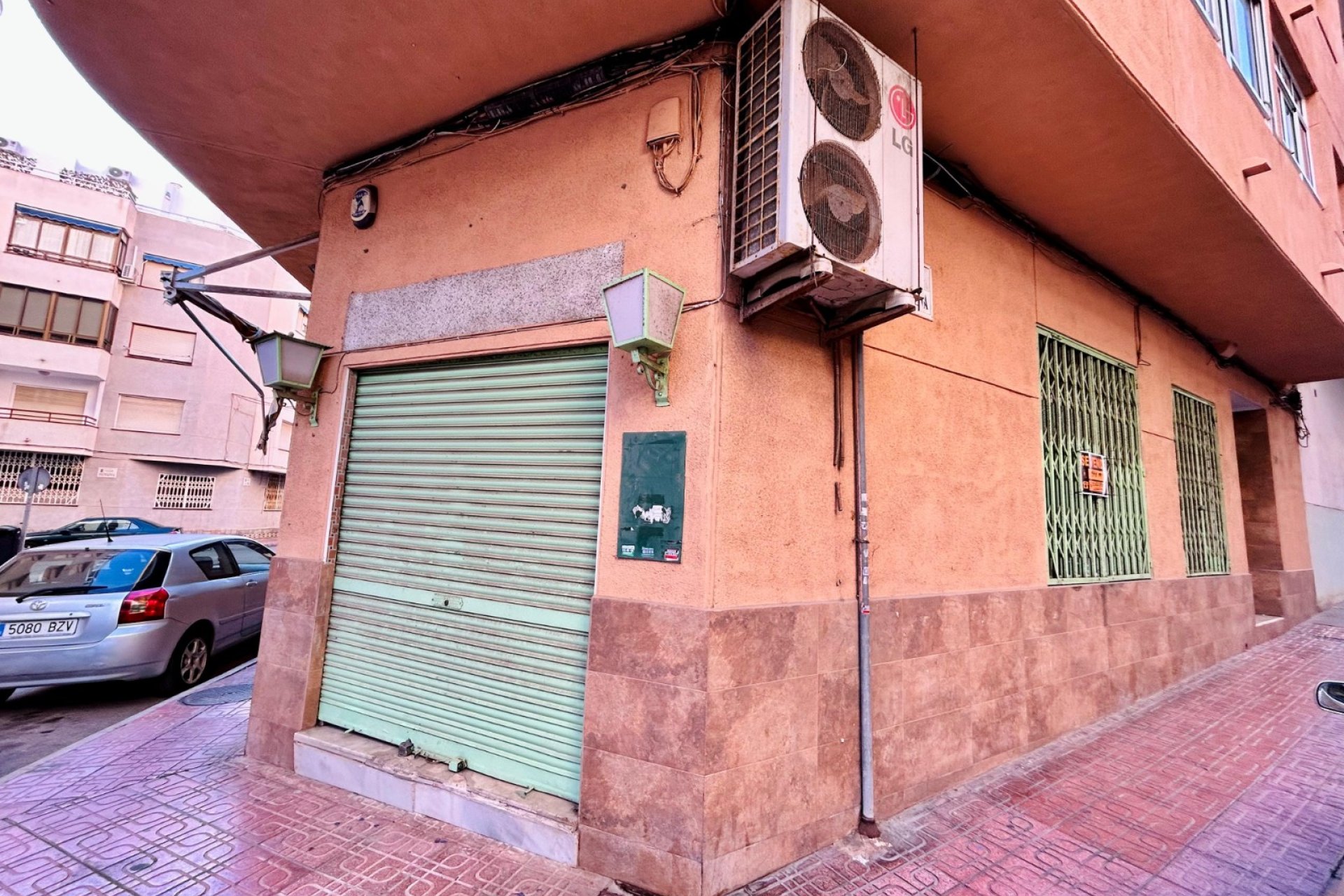 Resale - Commercial premises / Commercial unit / Retail space - Torrevieja - Center Torrevieja