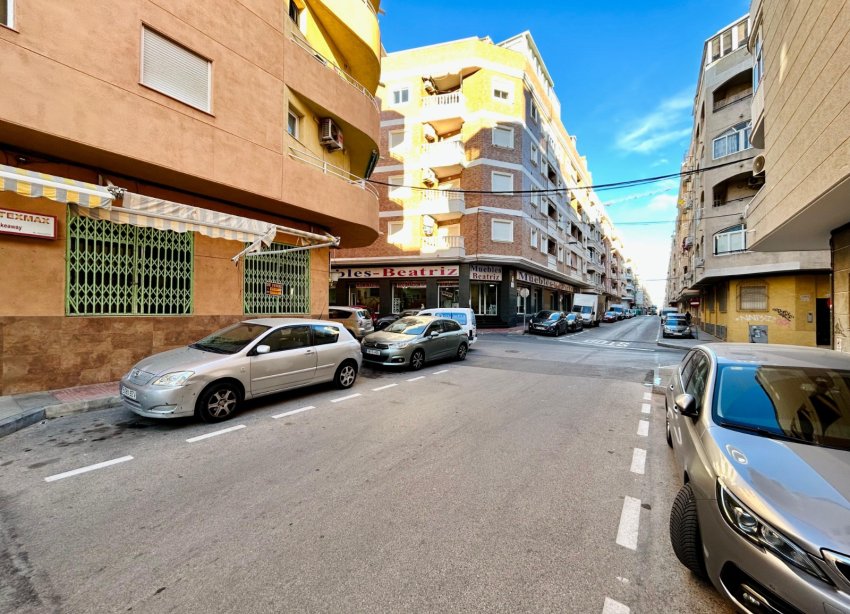 Resale - Commercial premises / Commercial unit / Retail space - Torrevieja - Center Torrevieja