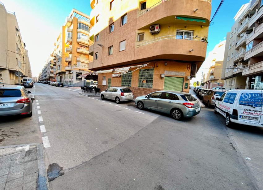 Resale - Commercial premises / Commercial unit / Retail space - Torrevieja - Center Torrevieja