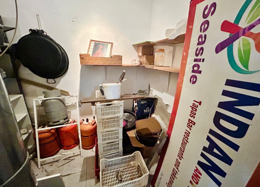 Resale - Commercial premises / Commercial unit / Retail space - Torrevieja - Center Torrevieja