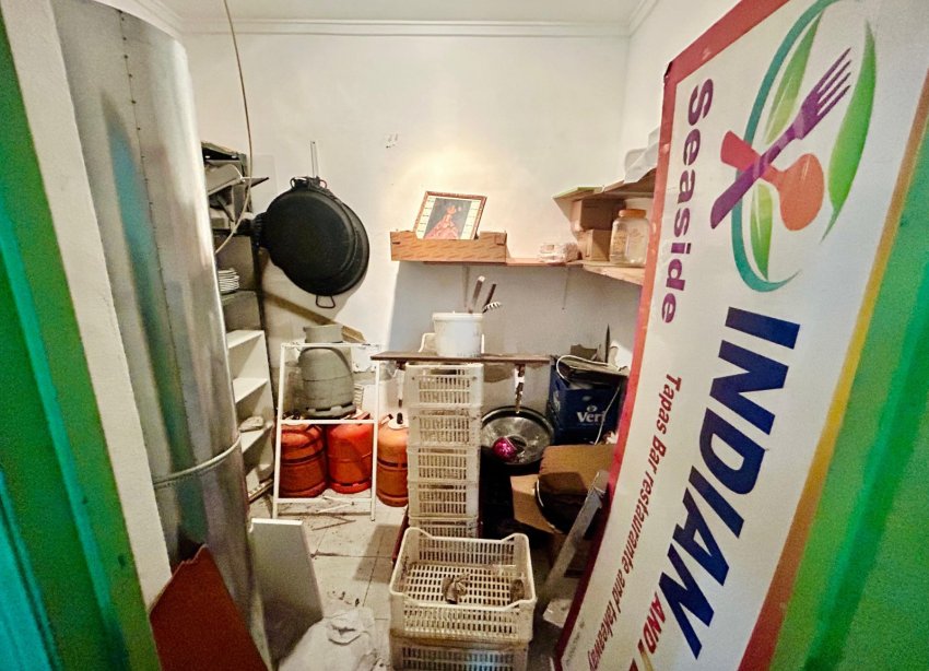 Resale - Commercial premises / Commercial unit / Retail space - Torrevieja - Center Torrevieja