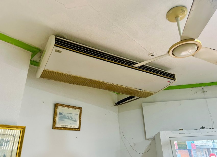 Resale - Commercial premises / Commercial unit / Retail space - Torrevieja - Center Torrevieja