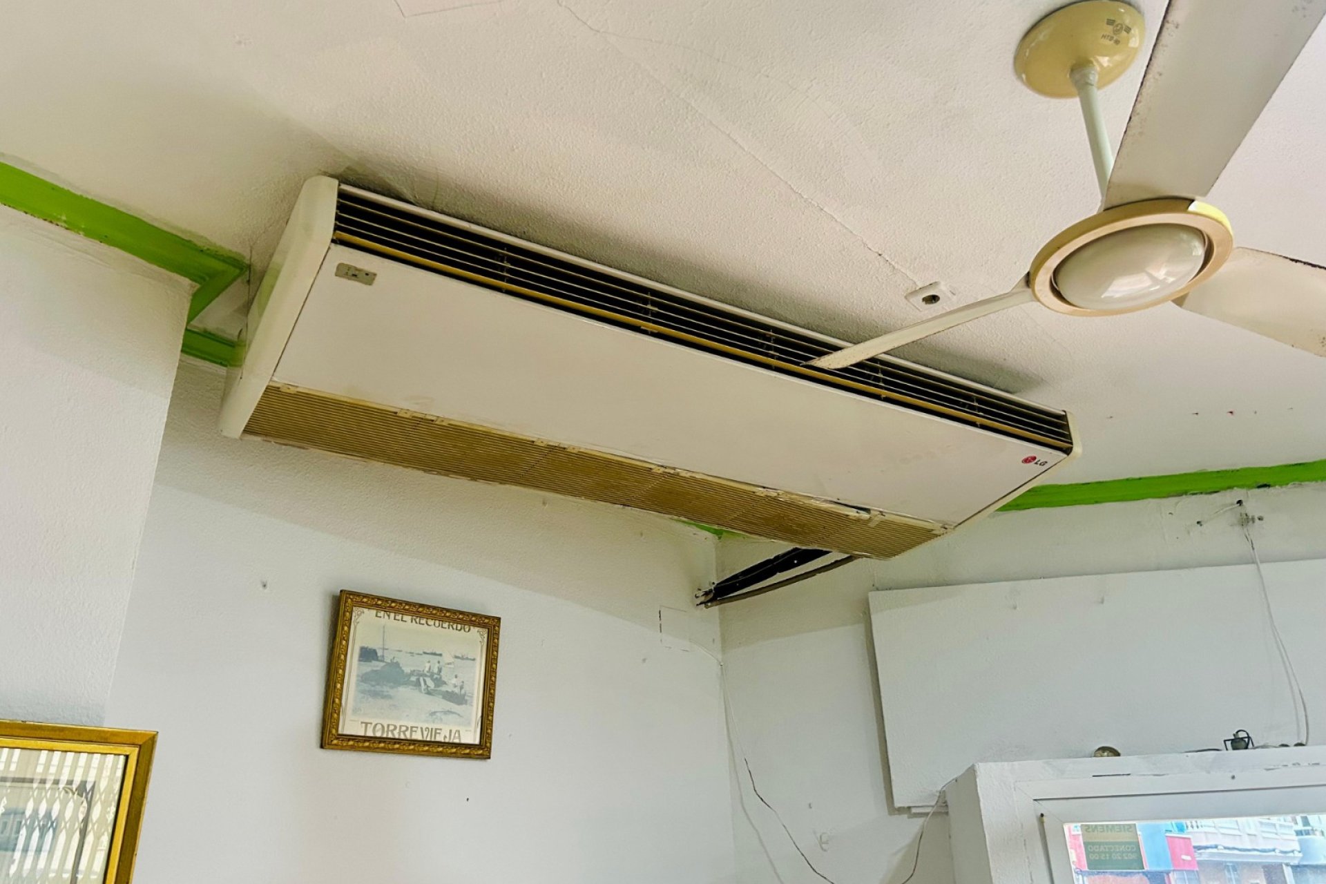 Resale - Commercial premises / Commercial unit / Retail space - Torrevieja - Center Torrevieja