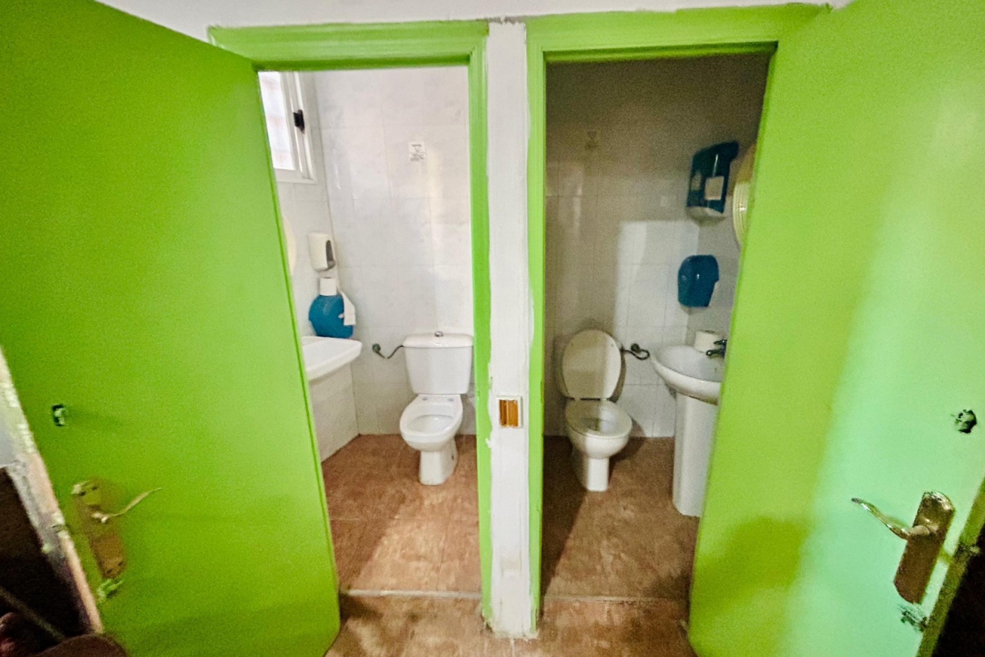 Resale - Commercial premises / Commercial unit / Retail space - Torrevieja - Center Torrevieja