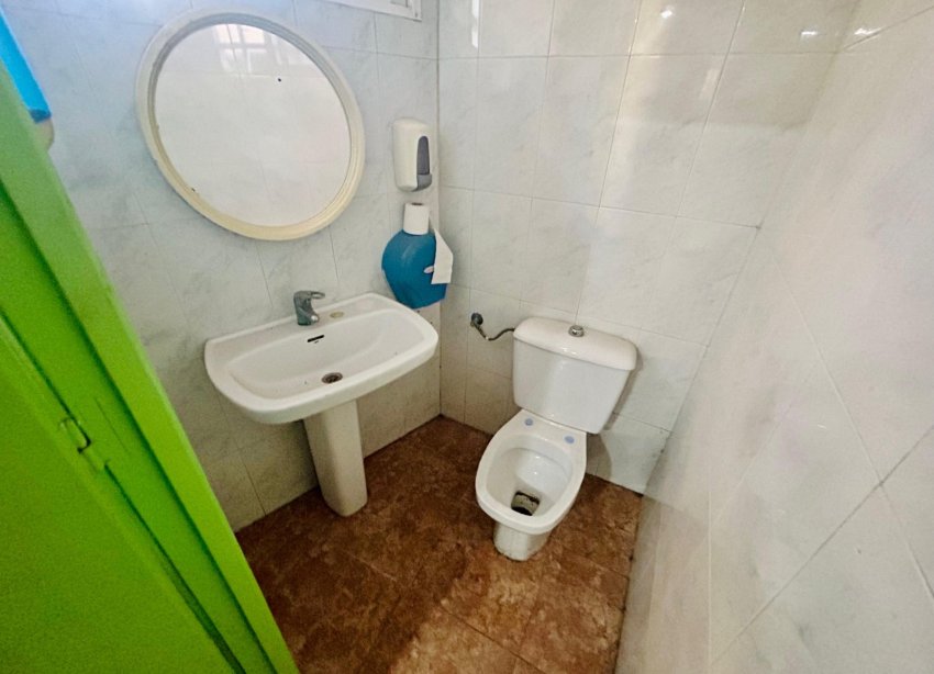 Resale - Commercial premises / Commercial unit / Retail space - Torrevieja - Center Torrevieja
