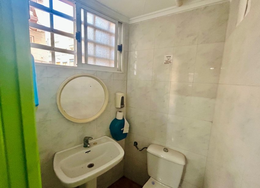 Resale - Commercial premises / Commercial unit / Retail space - Torrevieja - Center Torrevieja