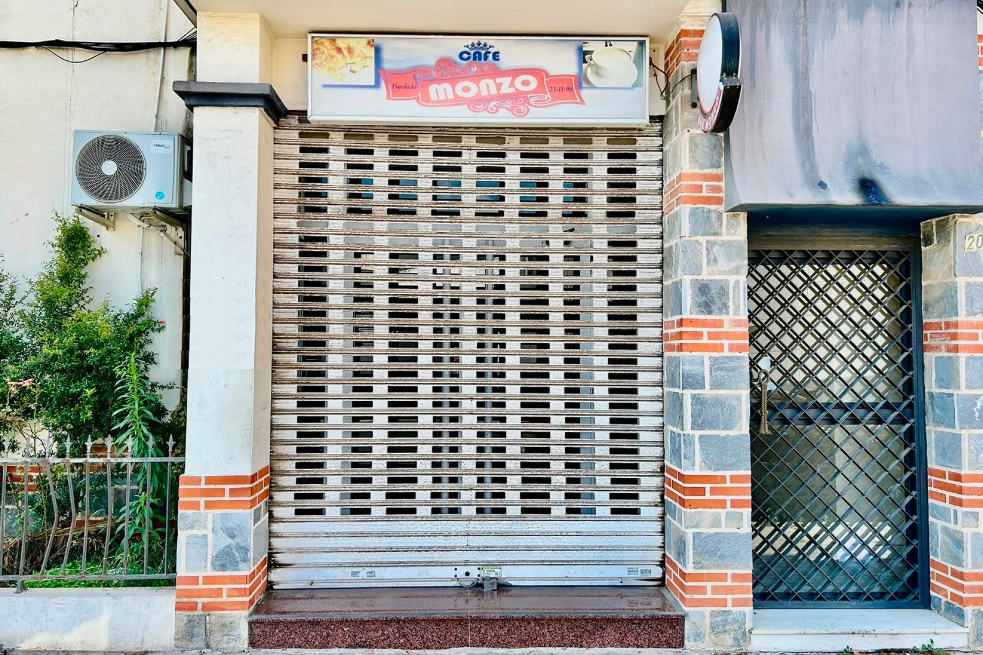 Resale - Commercial premises / Commercial unit / Retail space - Torrevieja - Centro