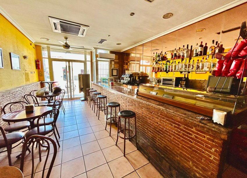 Resale - Commercial premises / Commercial unit / Retail space - Torrevieja - Centro