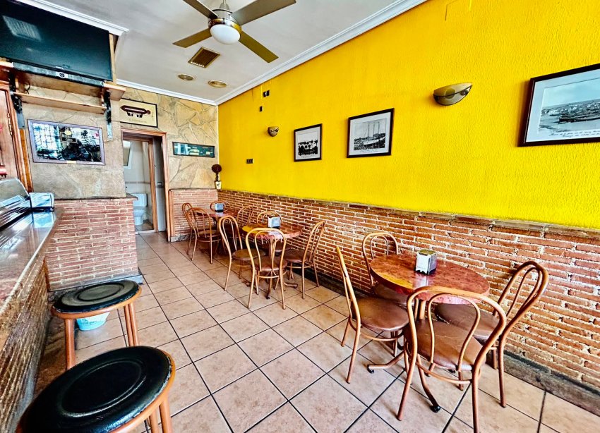 Resale - Commercial premises / Commercial unit / Retail space - Torrevieja - Centro