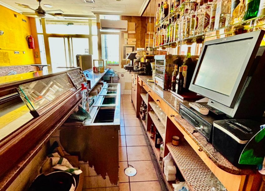 Resale - Commercial premises / Commercial unit / Retail space - Torrevieja - Centro