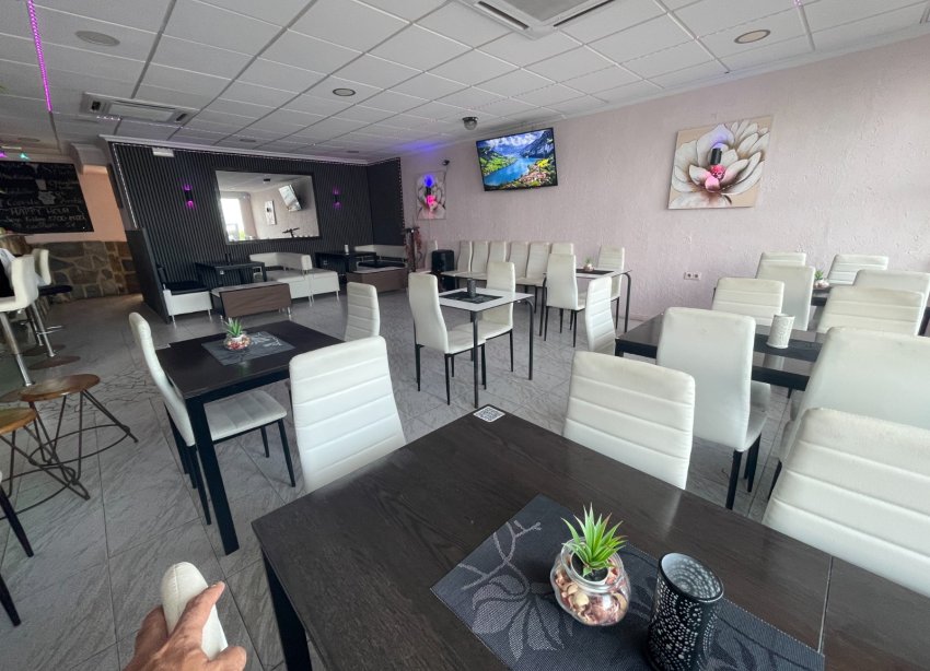 Resale - Commercial premises / Commercial unit / Retail space - Torrevieja - Comunidad valenciana