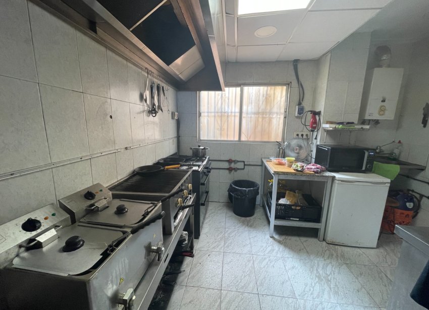 Resale - Commercial premises / Commercial unit / Retail space - Torrevieja - Comunidad valenciana