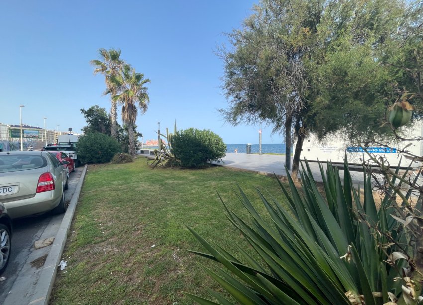 Resale - Commercial premises / Commercial unit / Retail space - Torrevieja - Comunidad valenciana