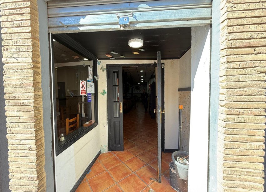 Resale - Commercial premises / Commercial unit / Retail space - Torrevieja - Estacion de autobuses