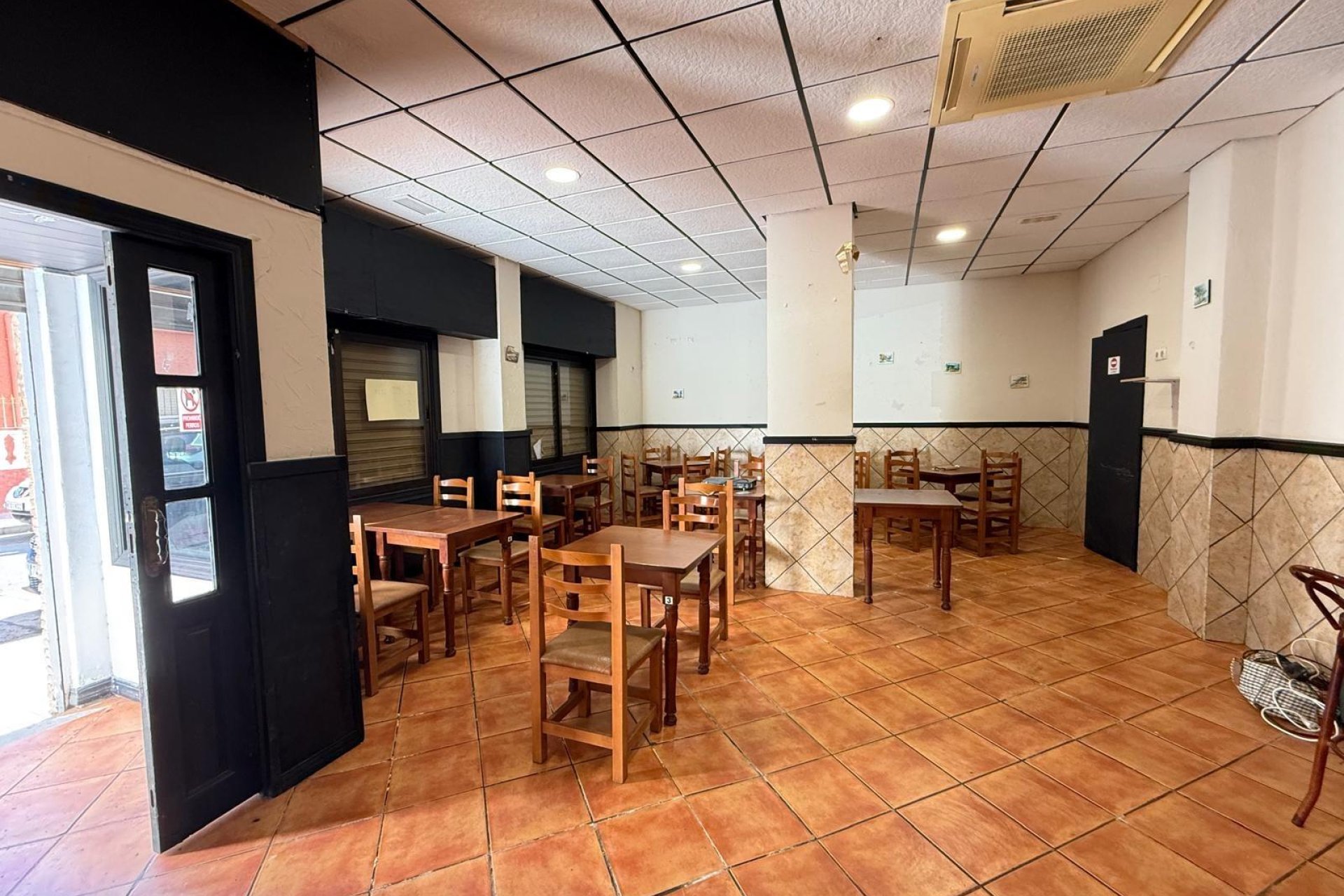 Resale - Commercial premises / Commercial unit / Retail space - Torrevieja - Estacion de autobuses