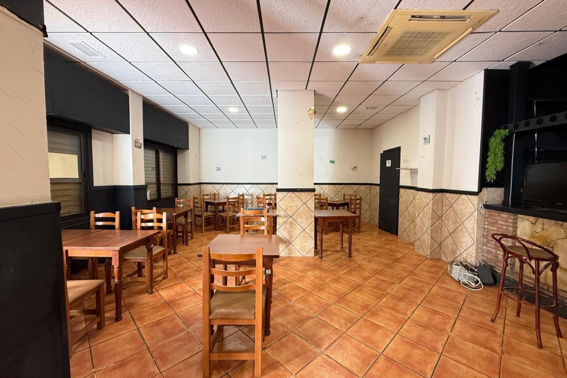 Resale - Commercial premises / Commercial unit / Retail space - Torrevieja - Estacion de autobuses
