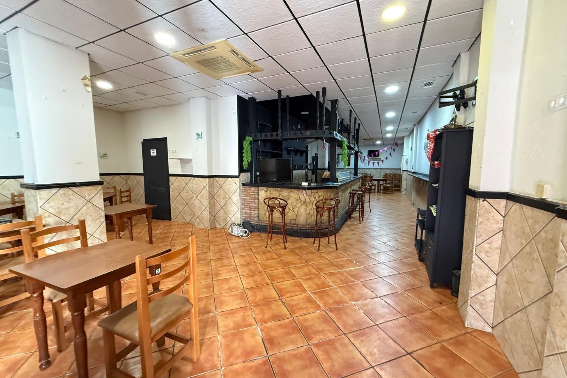 Resale - Commercial premises / Commercial unit / Retail space - Torrevieja - Estacion de autobuses