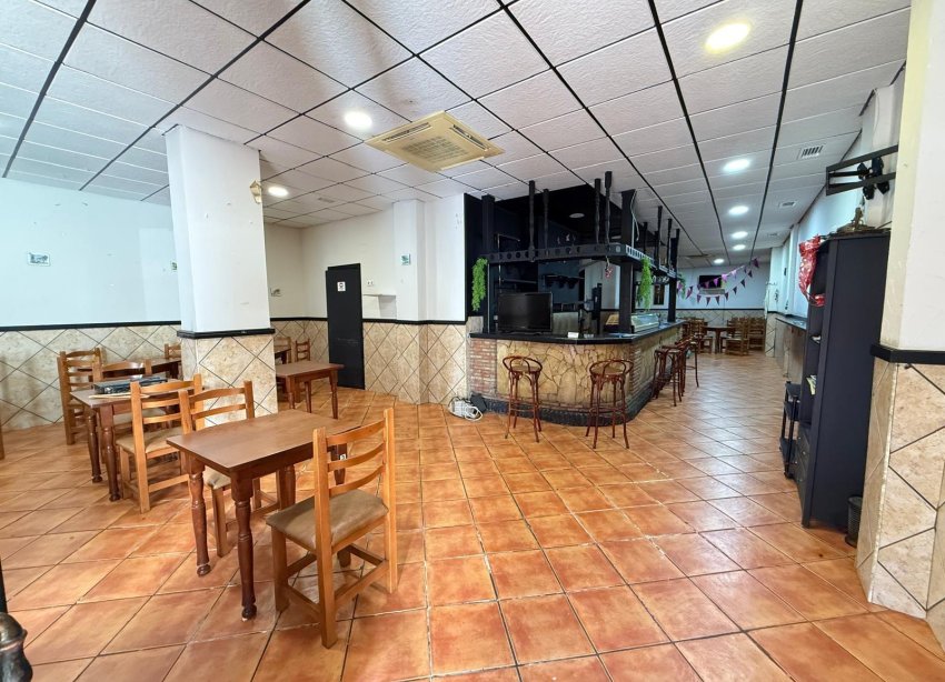 Resale - Commercial premises / Commercial unit / Retail space - Torrevieja - Estacion de autobuses