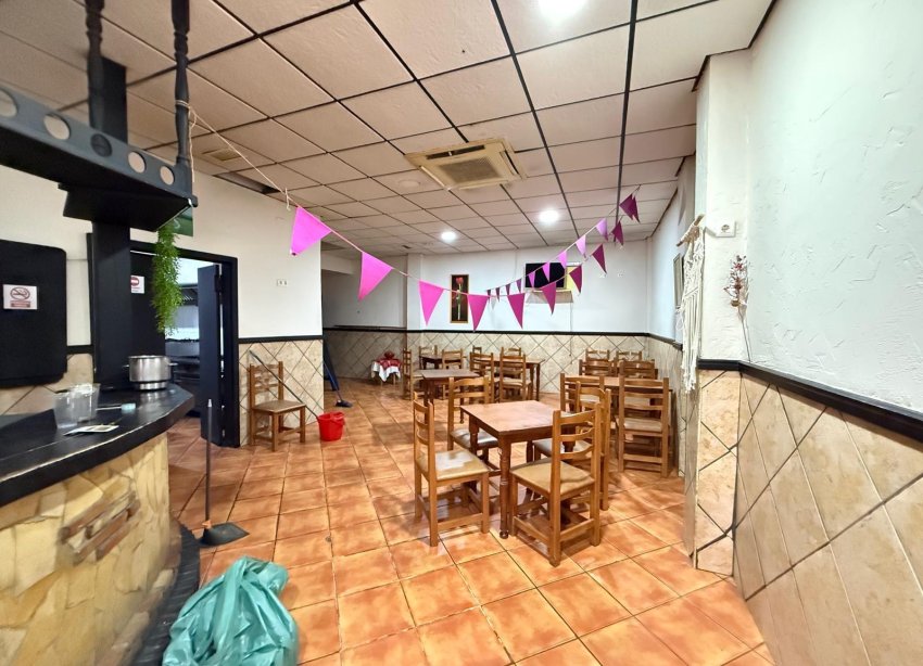 Resale - Commercial premises / Commercial unit / Retail space - Torrevieja - Estacion de autobuses