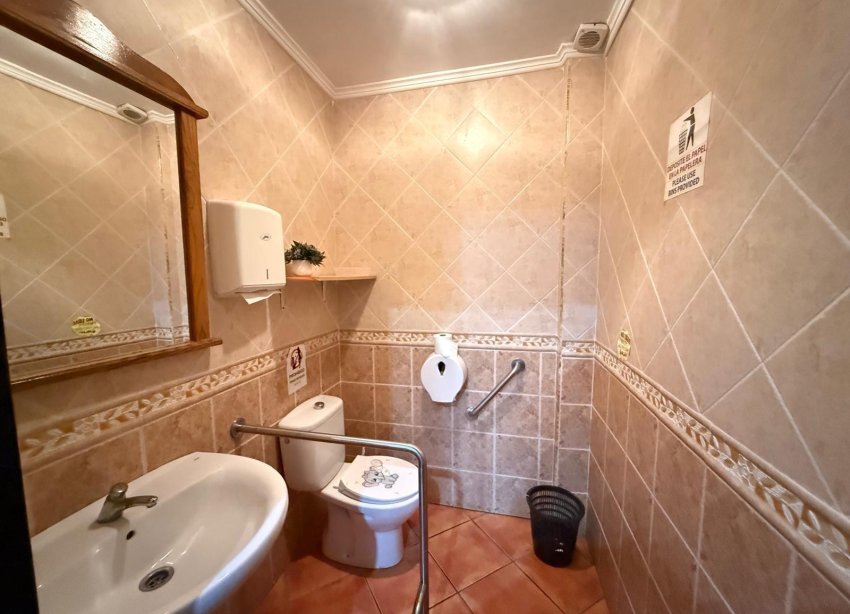 Resale - Commercial premises / Commercial unit / Retail space - Torrevieja - Estacion de autobuses