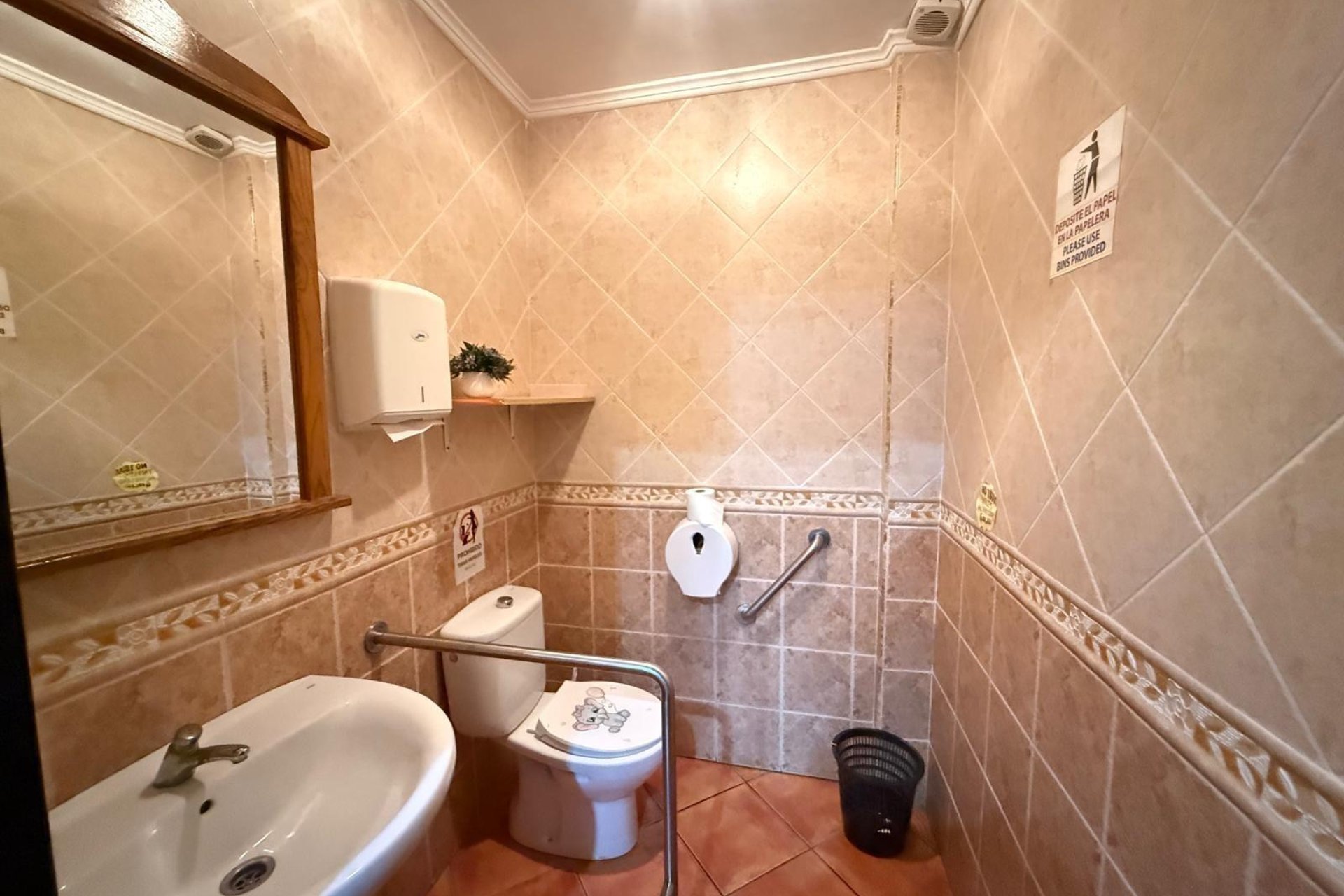 Resale - Commercial premises / Commercial unit / Retail space - Torrevieja - Estacion de autobuses