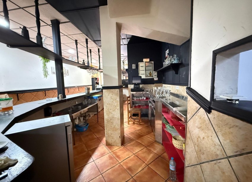 Resale - Commercial premises / Commercial unit / Retail space - Torrevieja - Estacion de autobuses