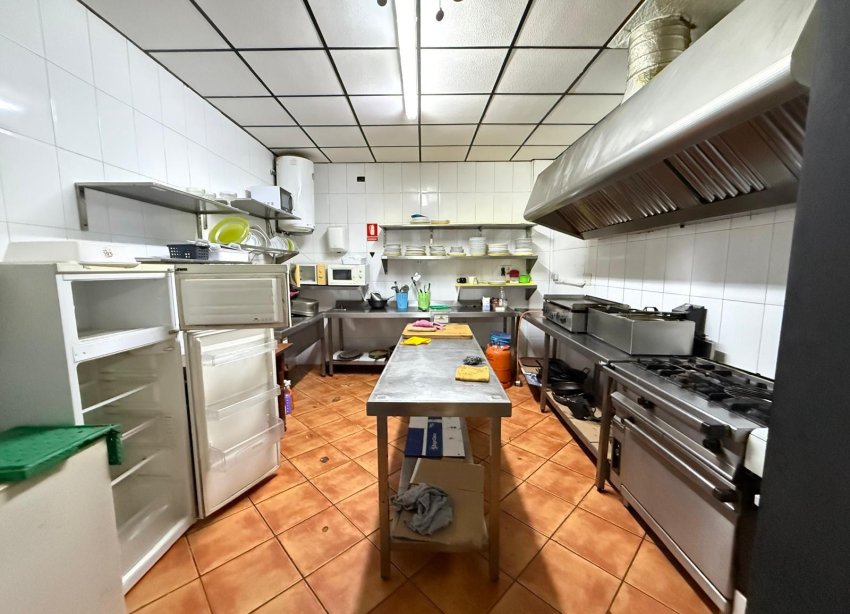 Resale - Commercial premises / Commercial unit / Retail space - Torrevieja - Estacion de autobuses