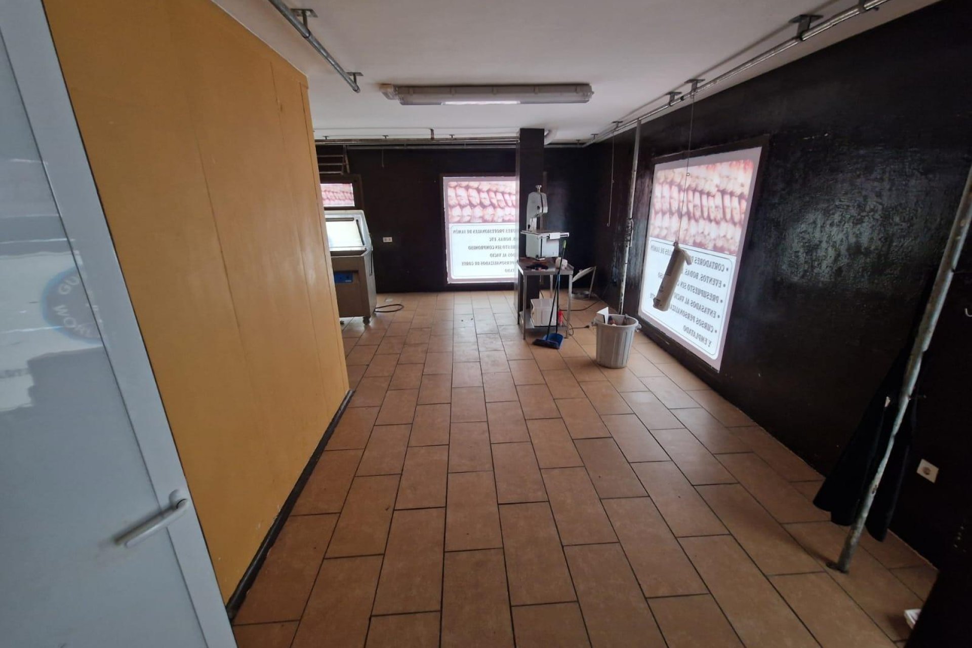 Resale - Commercial premises / Commercial unit / Retail space - Torrevieja - Estacion de autobuses