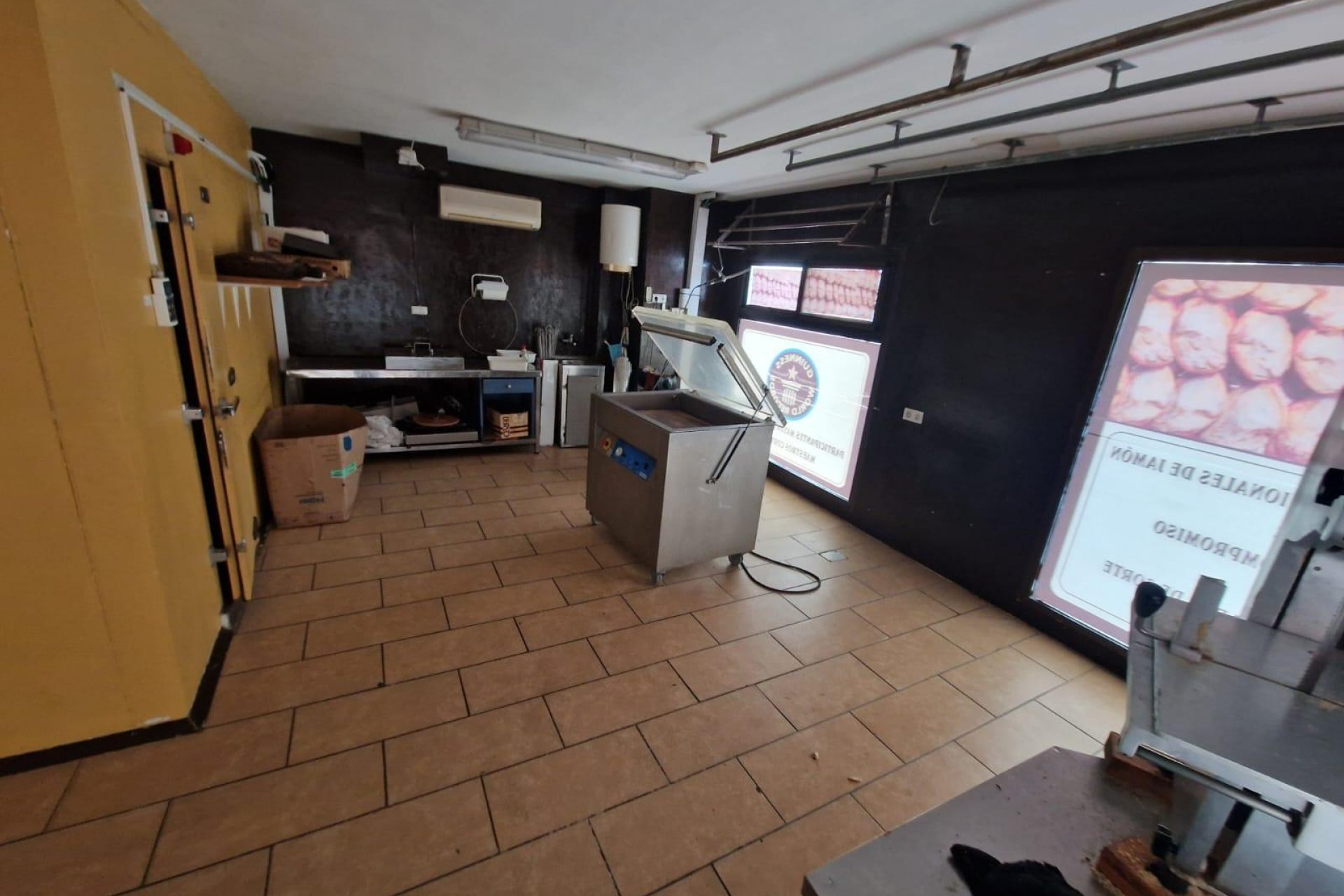 Resale - Commercial premises / Commercial unit / Retail space - Torrevieja - Estacion de autobuses