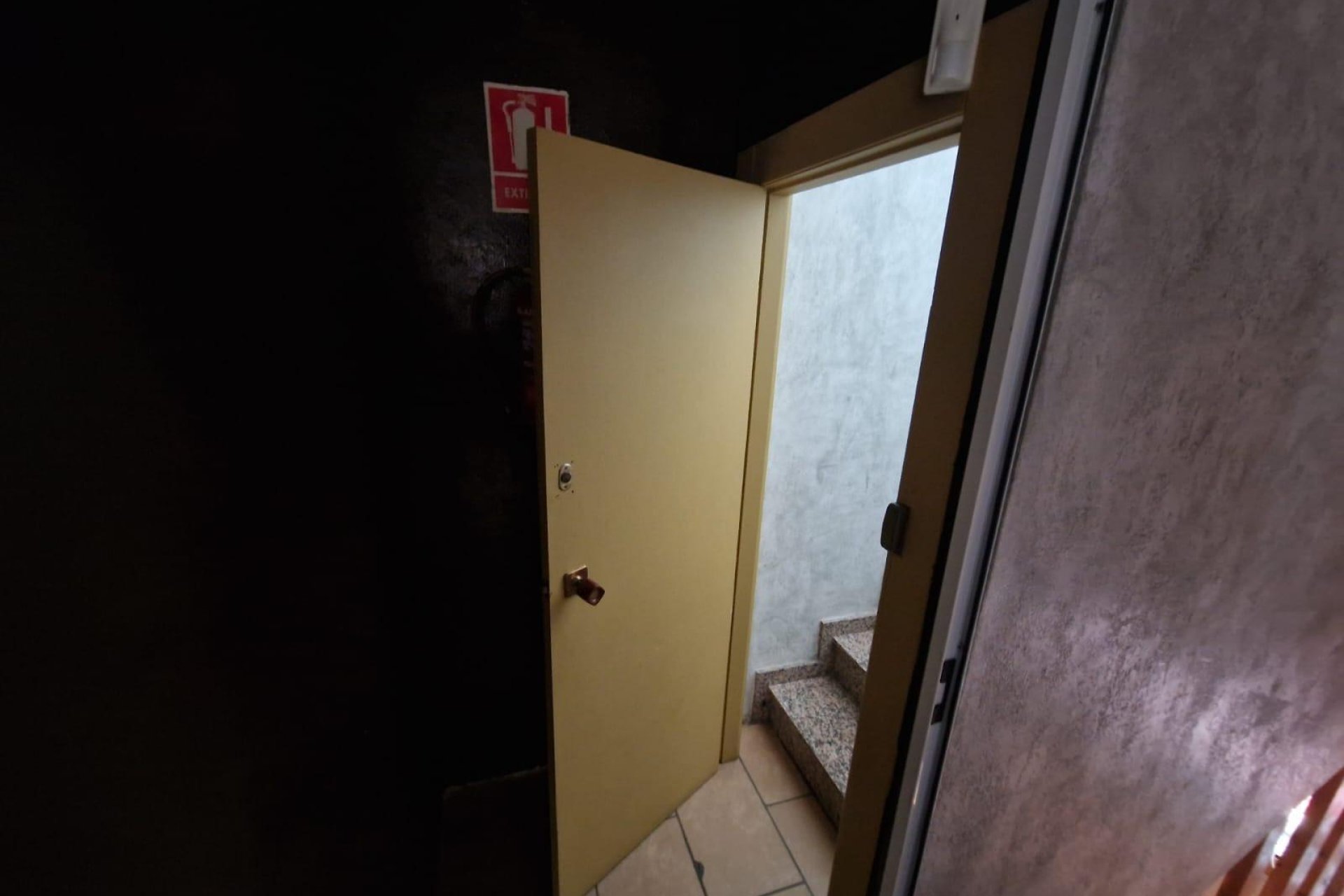 Resale - Commercial premises / Commercial unit / Retail space - Torrevieja - Estacion de autobuses