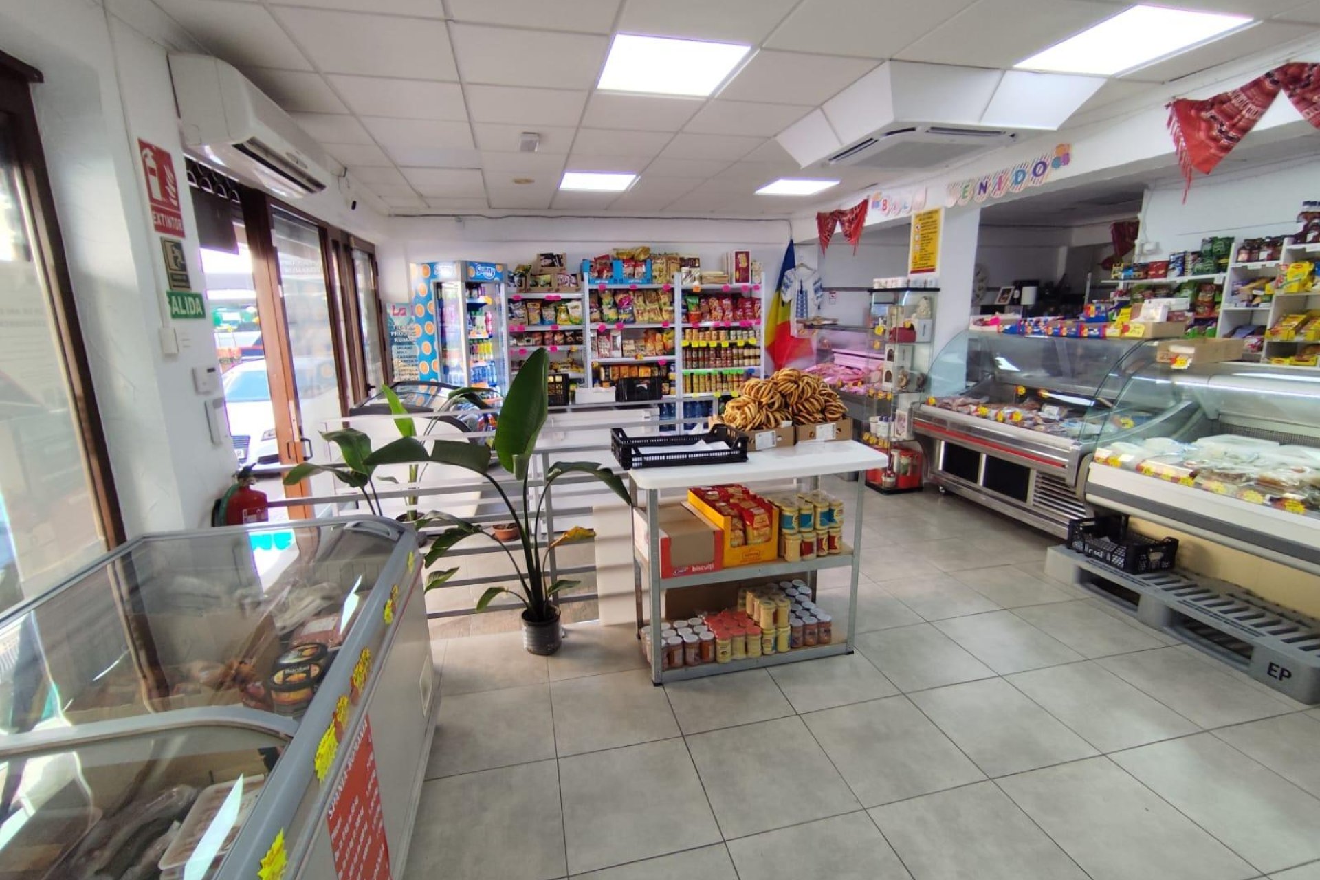 Resale - Commercial premises / Commercial unit / Retail space - Torrevieja - Estacion de autobuses