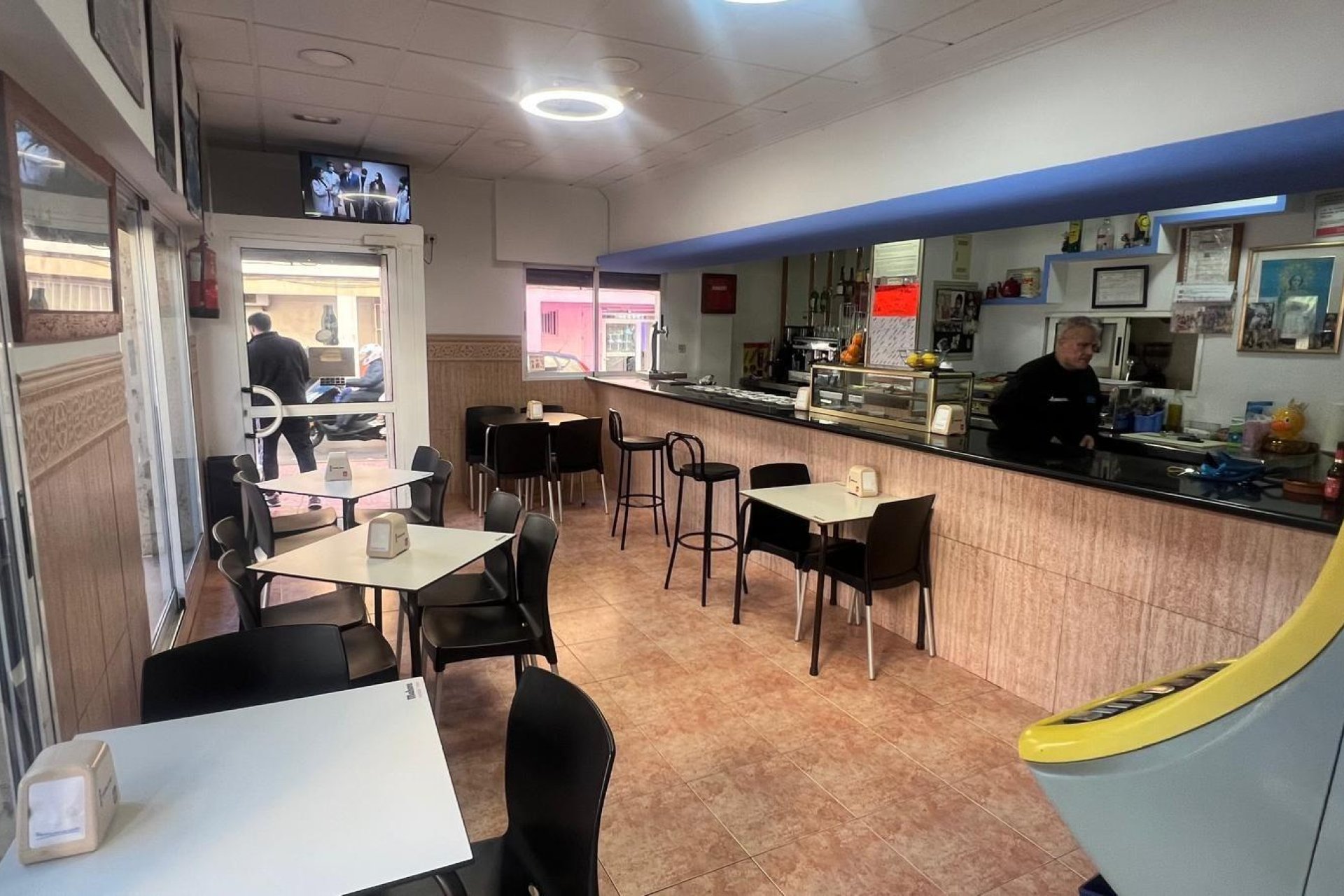 Resale - Commercial premises / Commercial unit / Retail space - Torrevieja - Estacion de autobuses