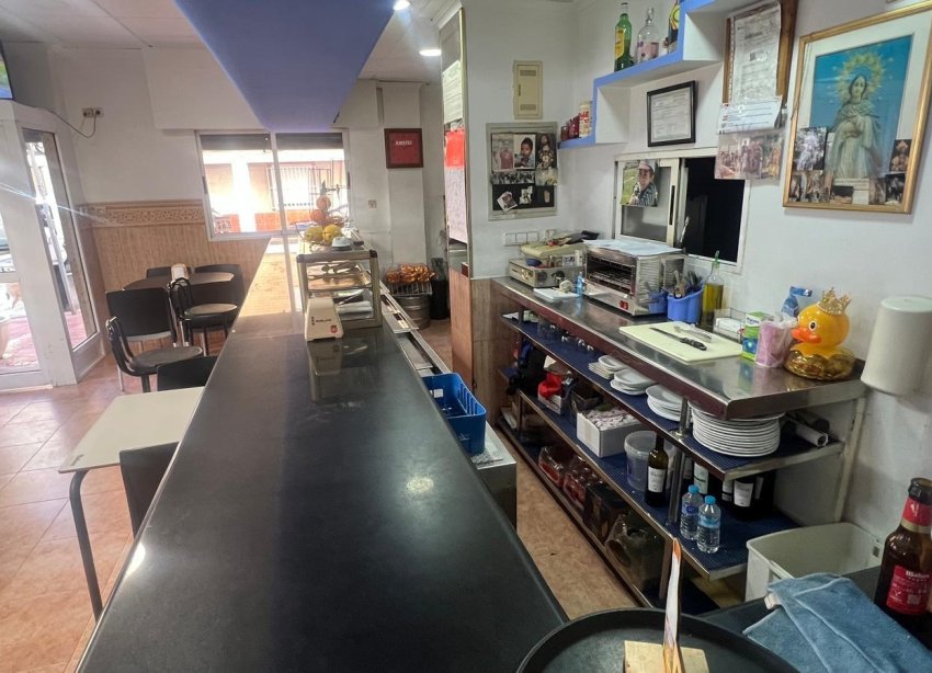 Resale - Commercial premises / Commercial unit / Retail space - Torrevieja - Estacion de autobuses