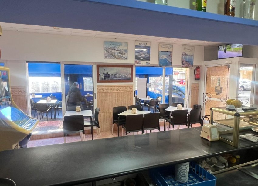 Resale - Commercial premises / Commercial unit / Retail space - Torrevieja - Estacion de autobuses