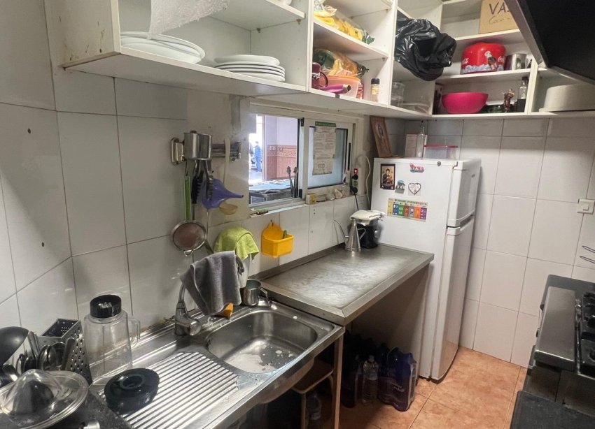 Resale - Commercial premises / Commercial unit / Retail space - Torrevieja - Estacion de autobuses