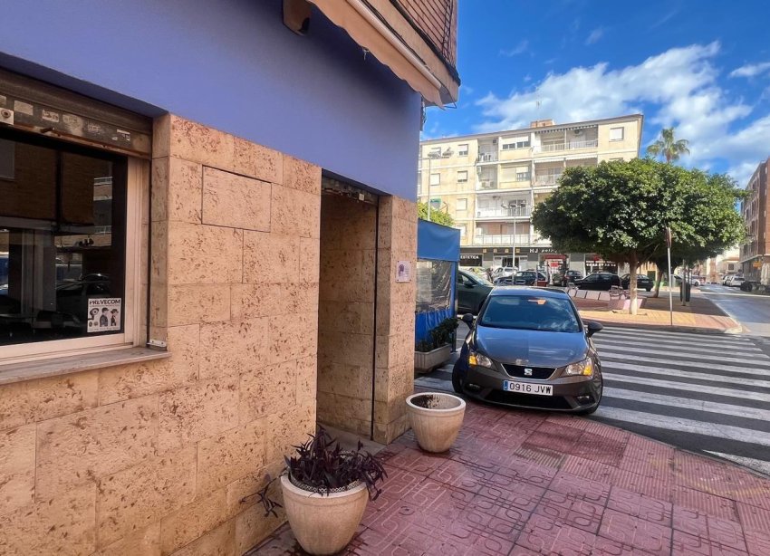 Resale - Commercial premises / Commercial unit / Retail space - Torrevieja - Estacion de autobuses