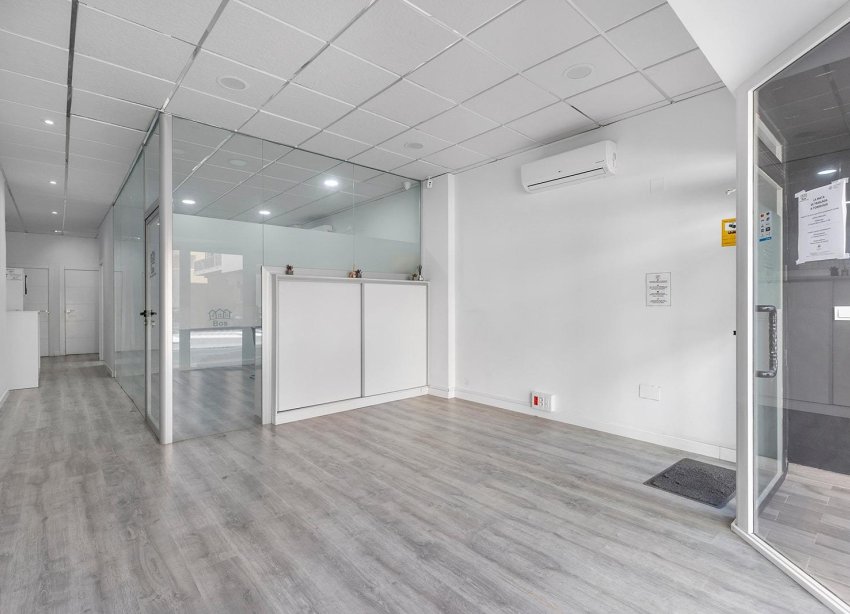 Resale - Commercial premises / Commercial unit / Retail space - Torrevieja - La Mata pueblo