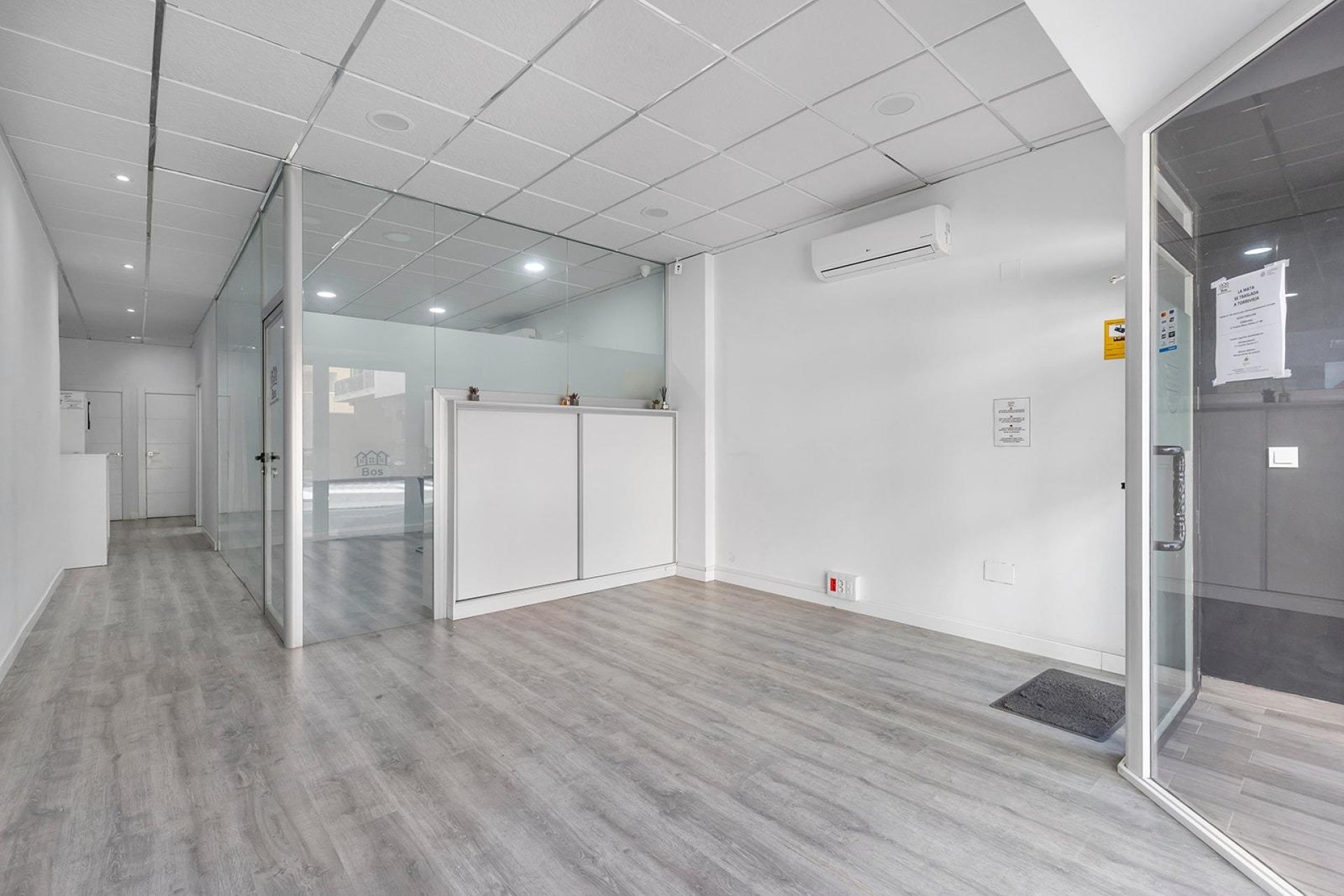 Resale - Commercial premises / Commercial unit / Retail space - Torrevieja - La Mata pueblo