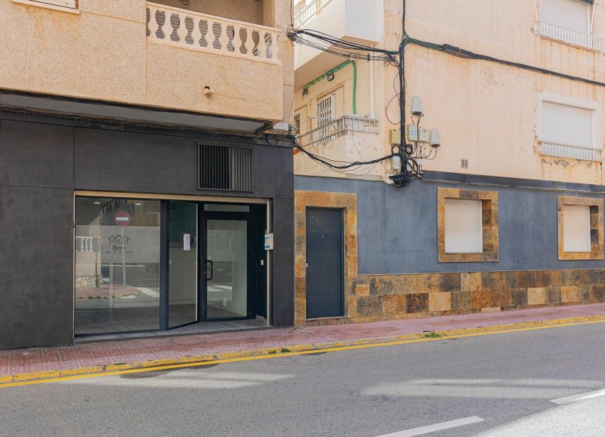 Resale - Commercial premises / Commercial unit / Retail space - Torrevieja - La Mata pueblo