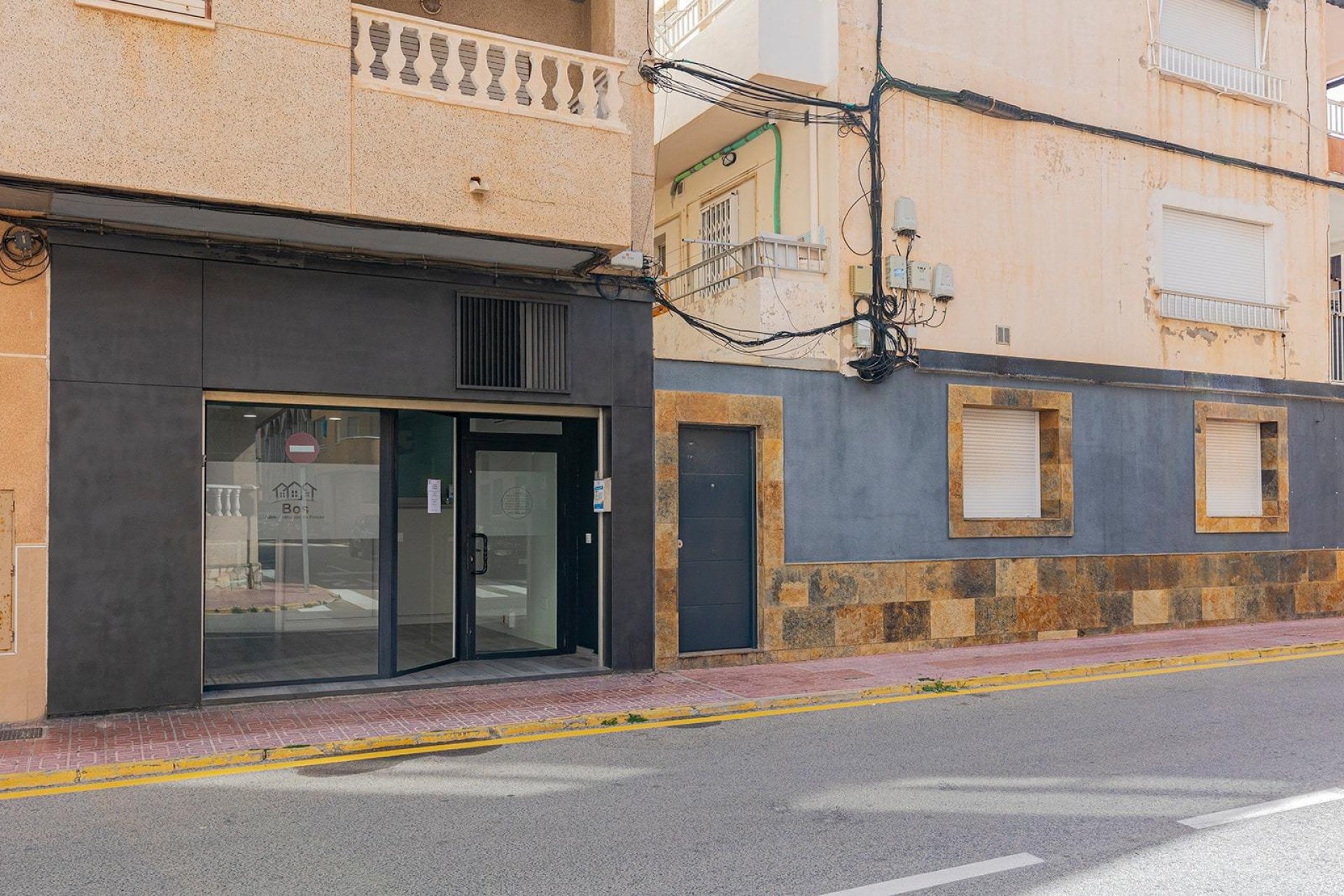 Resale - Commercial premises / Commercial unit / Retail space - Torrevieja - La Mata pueblo