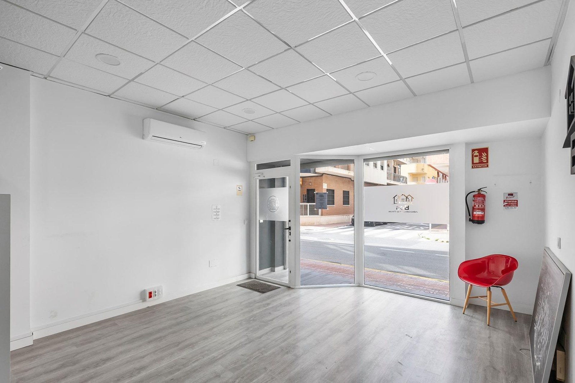 Resale - Commercial premises / Commercial unit / Retail space - Torrevieja - La Mata pueblo