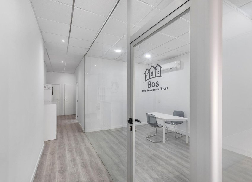 Resale - Commercial premises / Commercial unit / Retail space - Torrevieja - La Mata pueblo