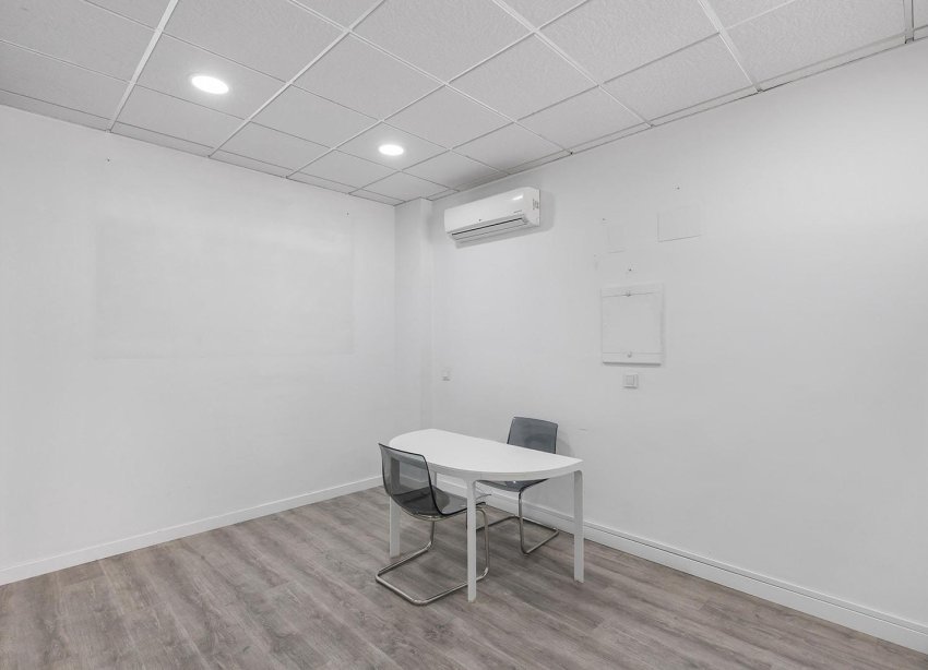 Resale - Commercial premises / Commercial unit / Retail space - Torrevieja - La Mata pueblo