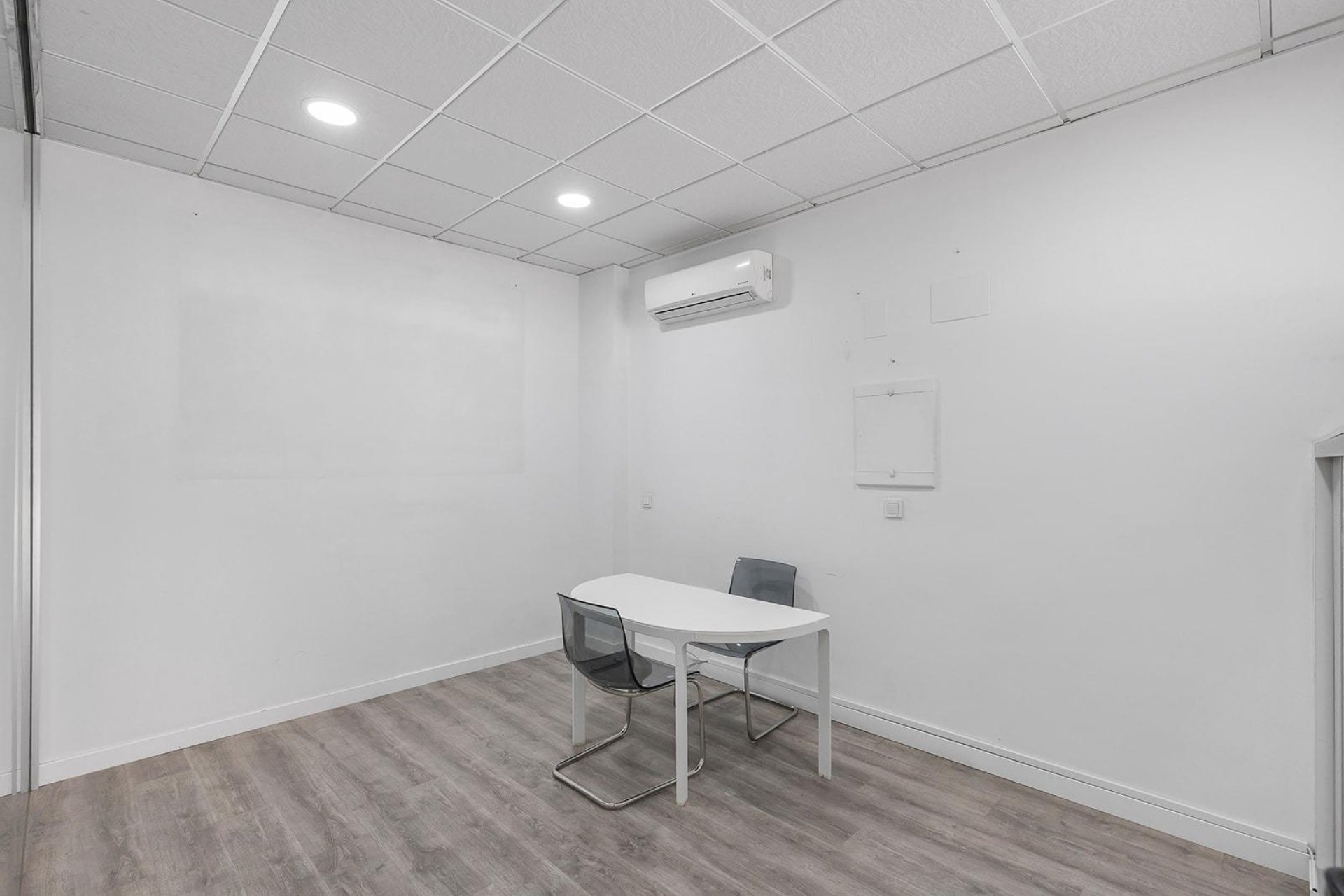 Resale - Commercial premises / Commercial unit / Retail space - Torrevieja - La Mata pueblo