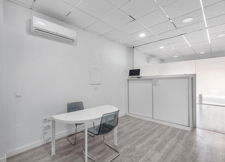 Resale - Commercial premises / Commercial unit / Retail space - Torrevieja - La Mata pueblo