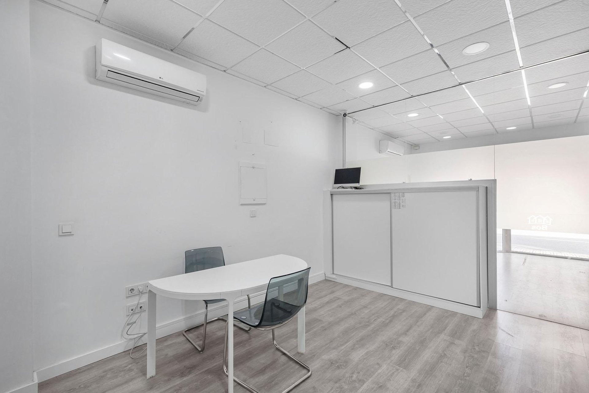 Resale - Commercial premises / Commercial unit / Retail space - Torrevieja - La Mata pueblo