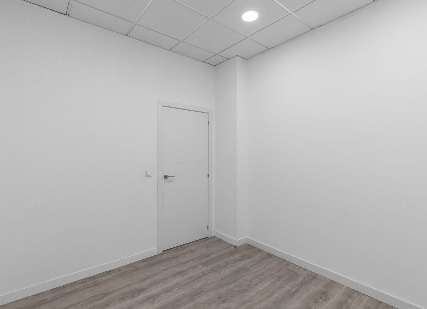 Resale - Commercial premises / Commercial unit / Retail space - Torrevieja - La Mata pueblo