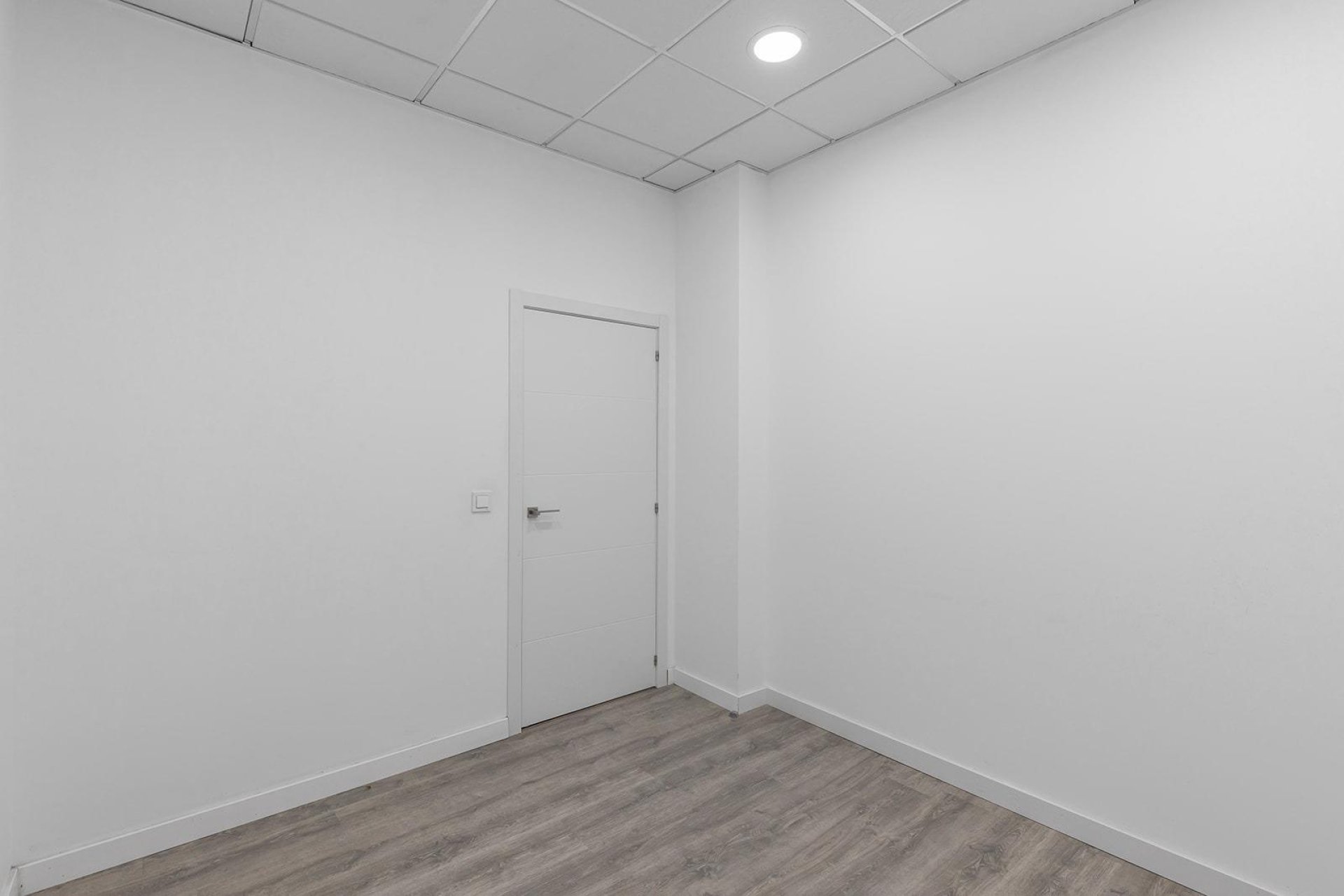 Resale - Commercial premises / Commercial unit / Retail space - Torrevieja - La Mata pueblo